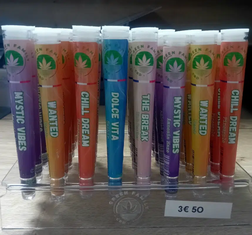 Plateau avec produits CBD devant plantation